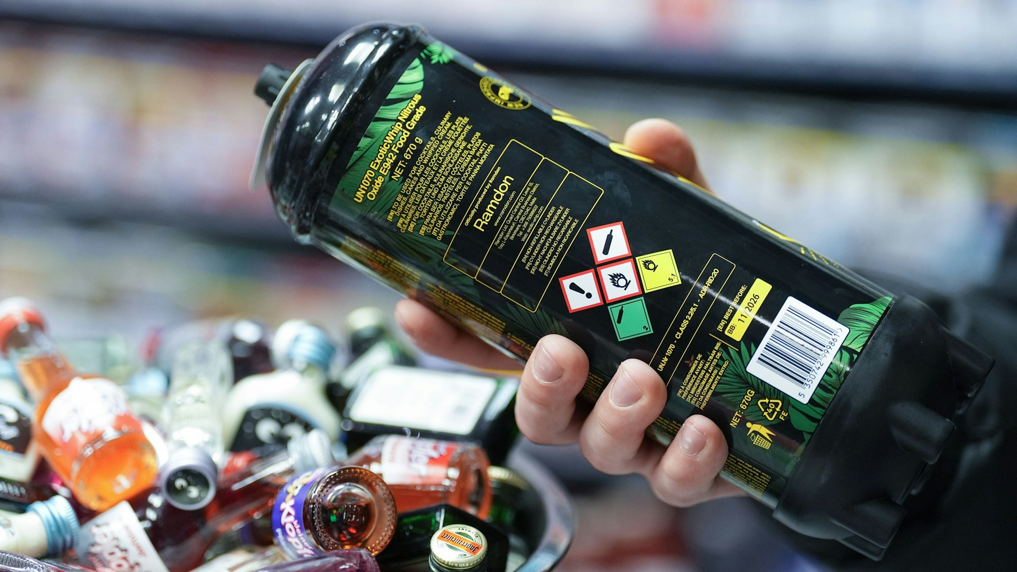 Ein Mitarbeiter hält eine Dose Lachgas am Tresen eines Kiosks in der Hand: In Bad Honnef wird jetzt ein Verkaufsverbot an Minderjährige geprüft.