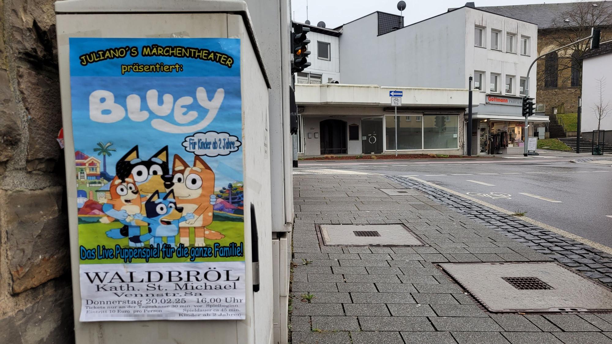 Ein Plakat an einem Stromkasten wirbt für eine Puppentheateraufführung.