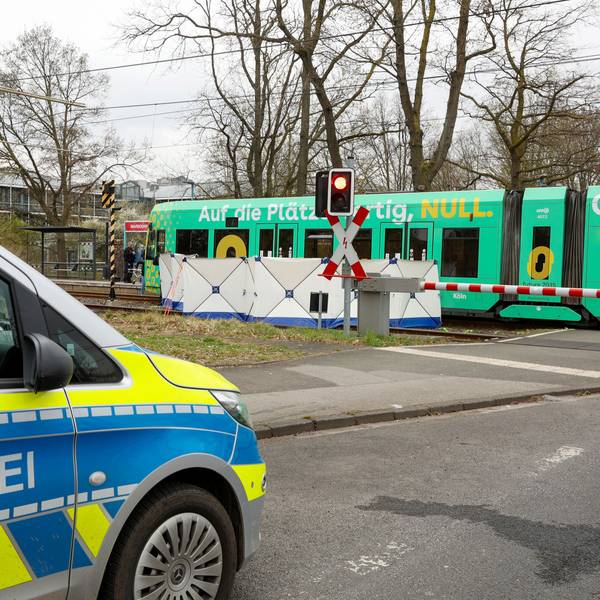 Bei einem Unfall am Bahnübergang in Marsdorf ist ein 35-jähriger Mann tödlich verletzt worden. Eine KVB-Bahn erfasste ihn auf den Gleisen.