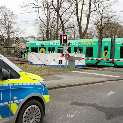 Bei einem Unfall am Bahnübergang in Marsdorf ist ein 35-jähriger Mann tödlich verletzt worden. Eine KVB-Bahn erfasste ihn auf den Gleisen.