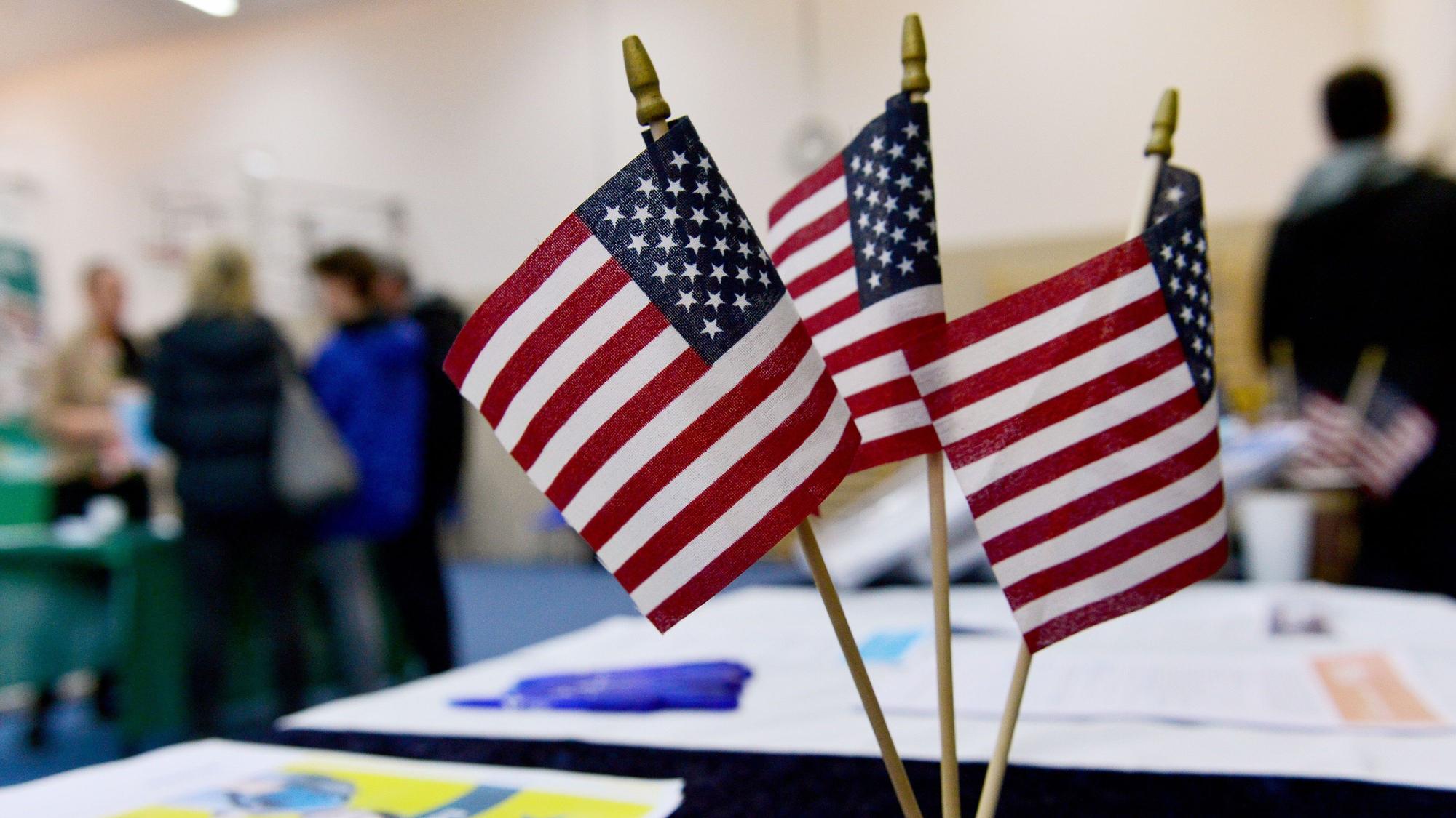 Messebesucher informieren sich auf einer Schüleraustausch-Messe über einen Jahresaufenthalt in den USA.