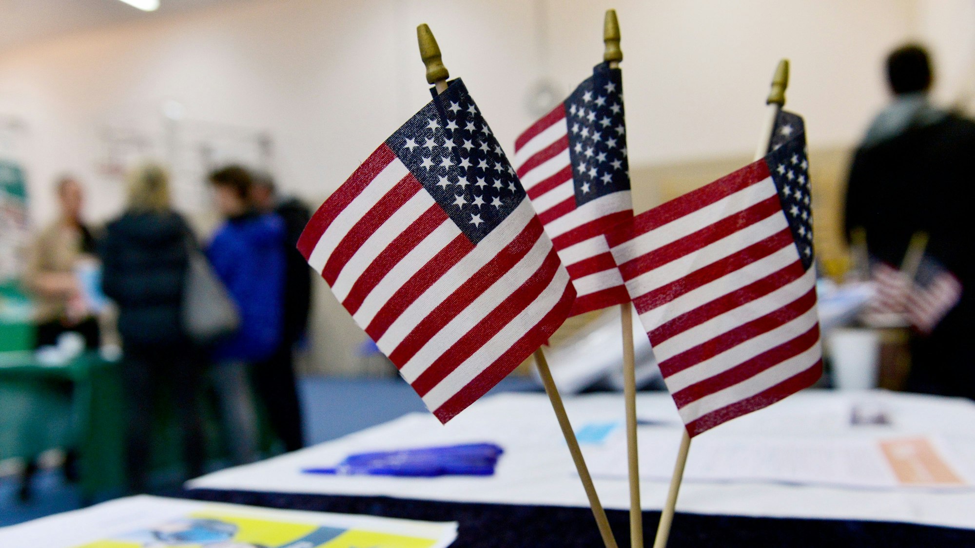 Messebesucher informieren sich auf einer Schüleraustausch-Messe über einen Jahresaufenthalt in den USA.