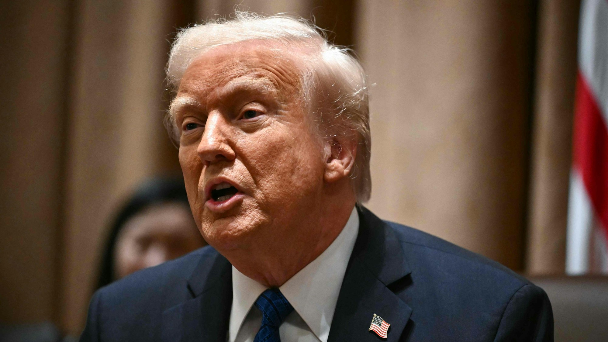 US-Präsident Donald Trump spricht im Weißen Haus in Washington mit US-Botschaftern.