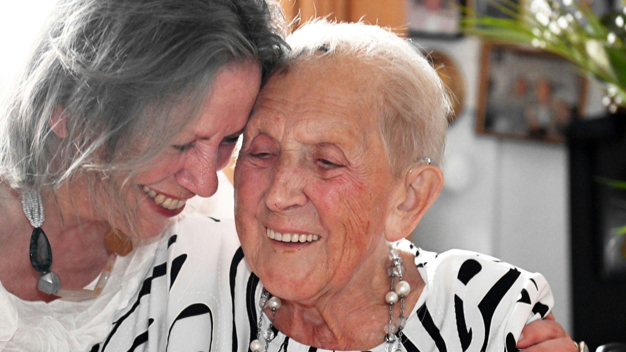 100-jährige Kölnerin Frieda Wegner mit Tochter Renate