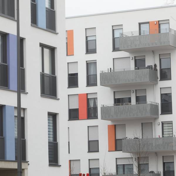 Eine Häsuerfassade eines Neubaus der Wohnbaugesellschaft GAG im Rahmen des Projektes „Quartierserneuerung in der Kannebäckersiedlung“.