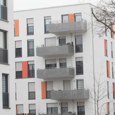 Eine Häsuerfassade eines Neubaus der Wohnbaugesellschaft GAG im Rahmen des Projektes „Quartierserneuerung in der Kannebäckersiedlung“.