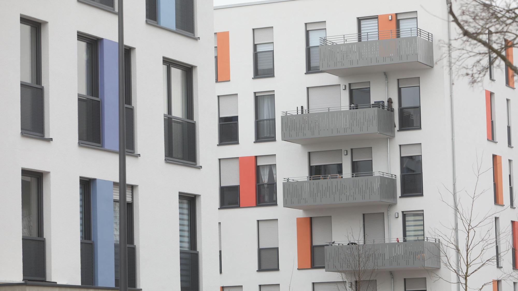 Eine Häsuerfassade eines Neubaus der Wohnbaugesellschaft GAG im Rahmen des Projektes „Quartierserneuerung in der Kannebäckersiedlung“.