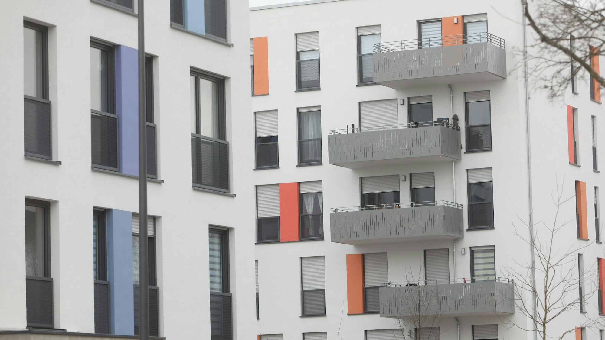 Eine Häsuerfassade eines Neubaus der Wohnbaugesellschaft GAG im Rahmen des Projektes „Quartierserneuerung in der Kannebäckersiedlung“.