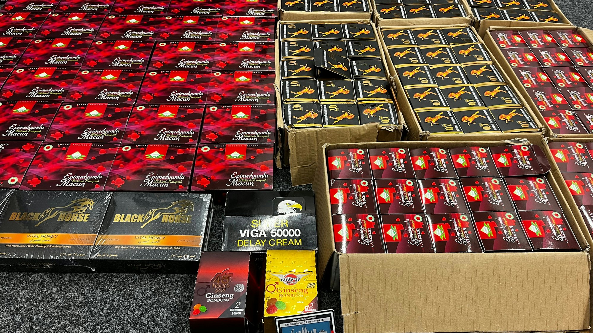 Fast 35 Kilogramm Potenz-Honig hat der Kölner Zoll bei einer Seniorin am Flughafen Köln/Bonn sichergestellt.