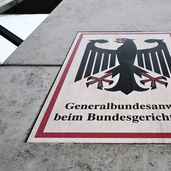 Ein Hinweisschild mit Bundesadler und dem Schriftzug „Generalbundesanwalt beim Bundesgerichtshof“, aufgenommen vor der Bundesanwaltschaft. (Archivbild)