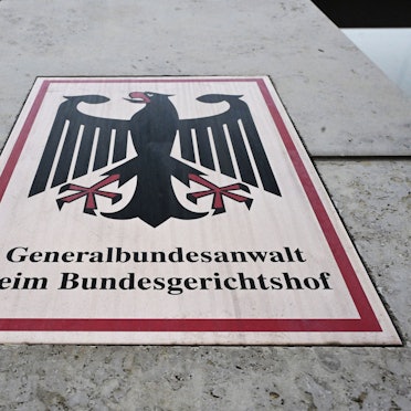 Ein Hinweisschild mit Bundesadler und dem Schriftzug „Generalbundesanwalt beim Bundesgerichtshof“, aufgenommen vor der Bundesanwaltschaft. (Archivbild)