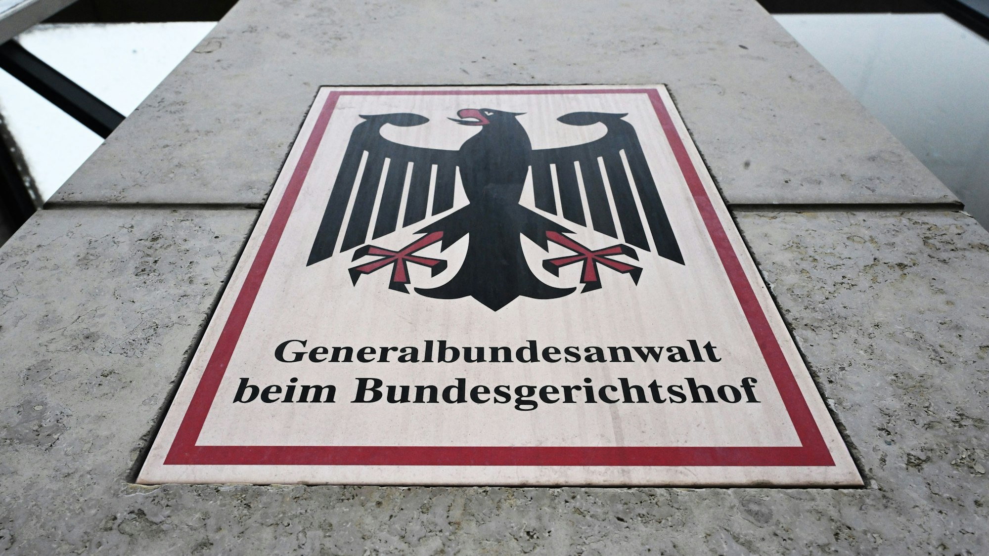 Ein Hinweisschild mit Bundesadler und dem Schriftzug „Generalbundesanwalt beim Bundesgerichtshof“, aufgenommen vor der Bundesanwaltschaft. (Archivbild)