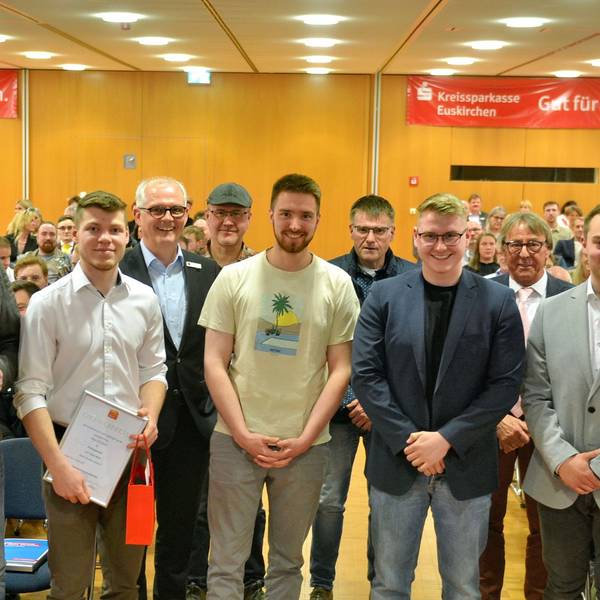 Die Geehrten haben sich mit anderen Männern zu einem Gruppenbild aufgestellt.