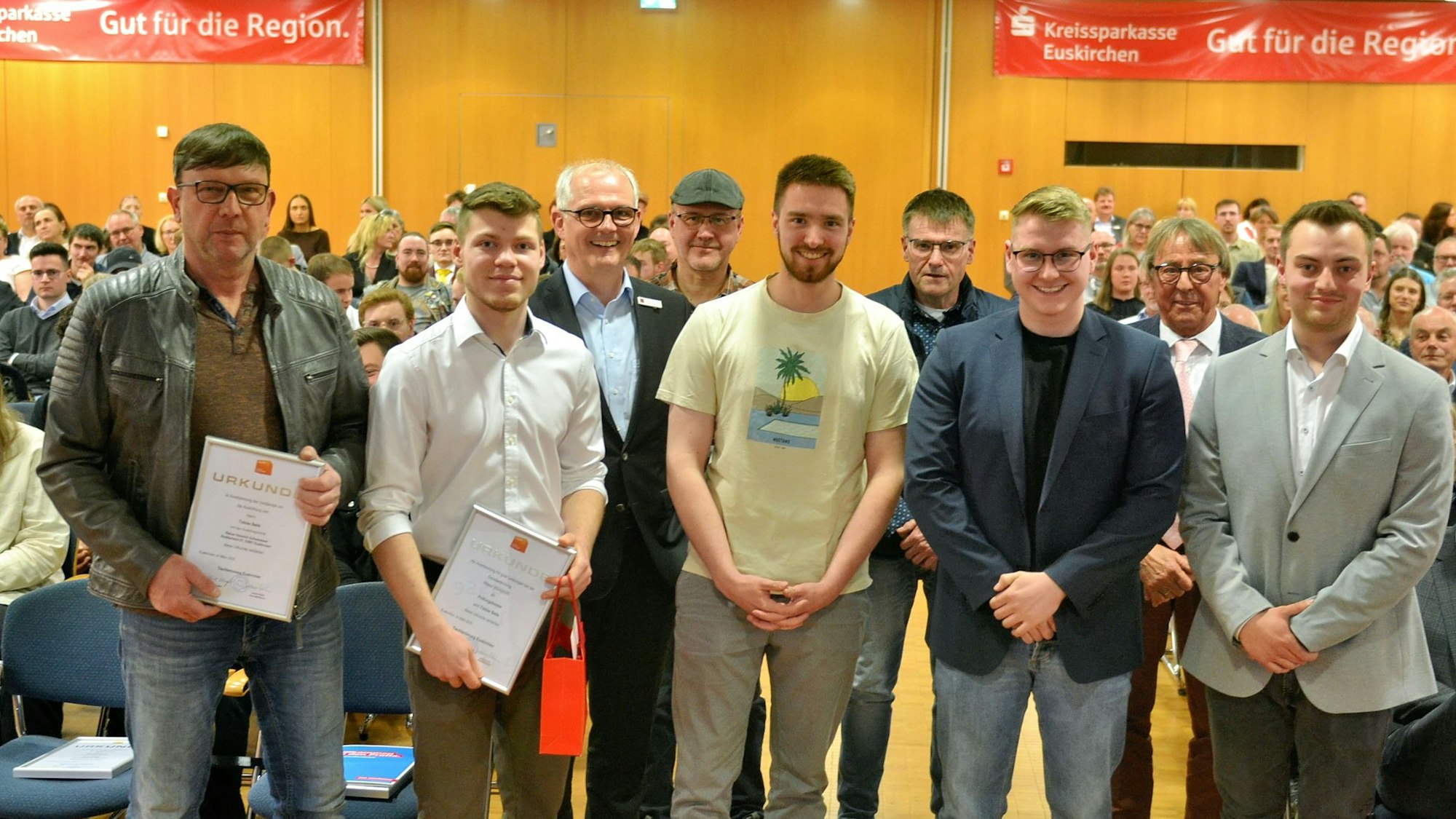 Die Geehrten haben sich mit anderen Männern zu einem Gruppenbild aufgestellt.