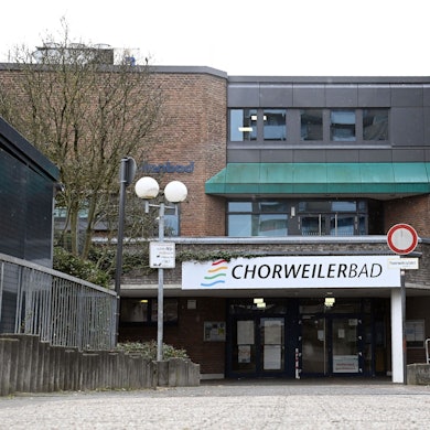 Außenansicht des Schwimmbad Chorweilerbad der Kölnbäder.