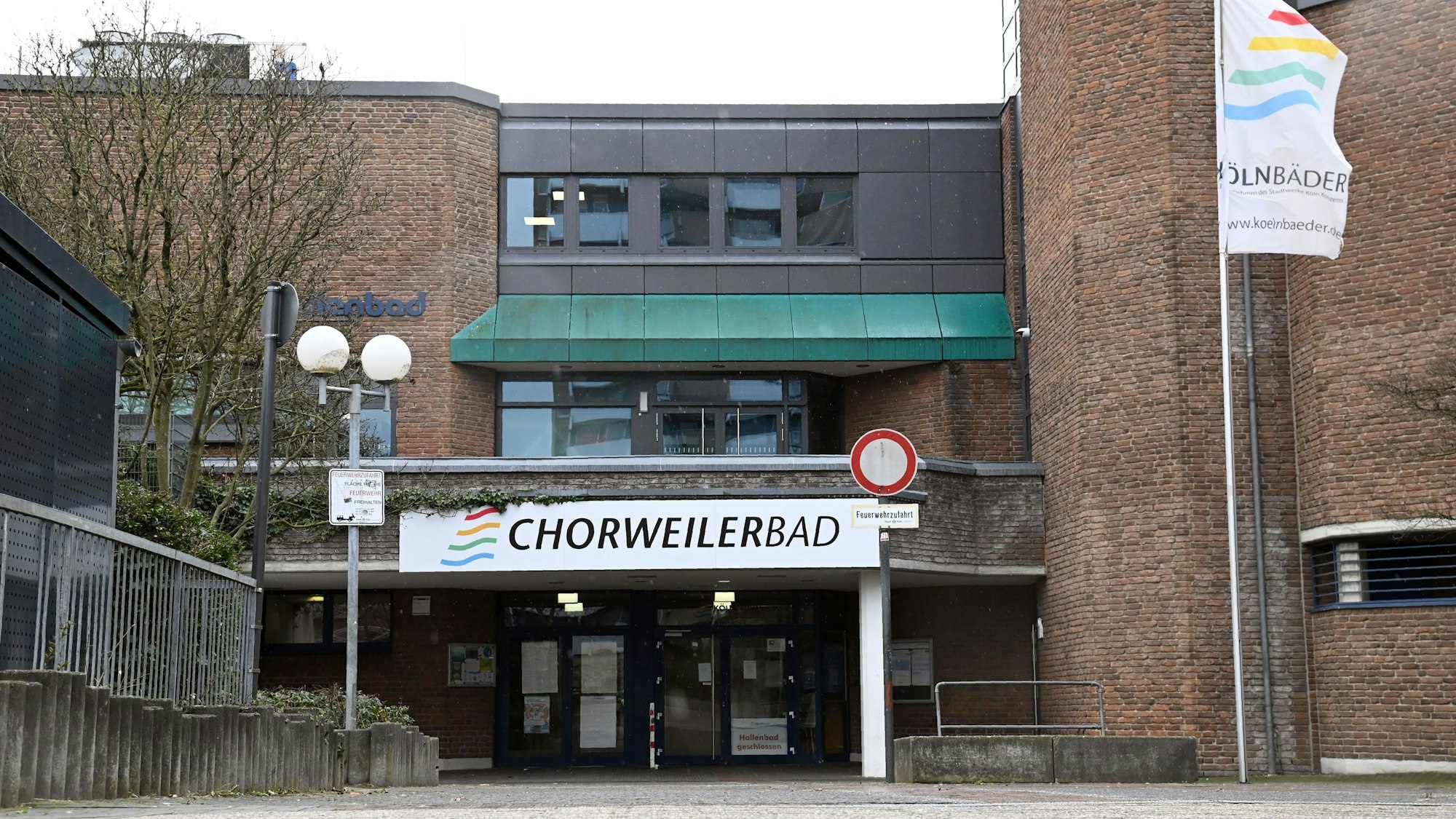 Außenansicht des Schwimmbad Chorweilerbad der Kölnbäder