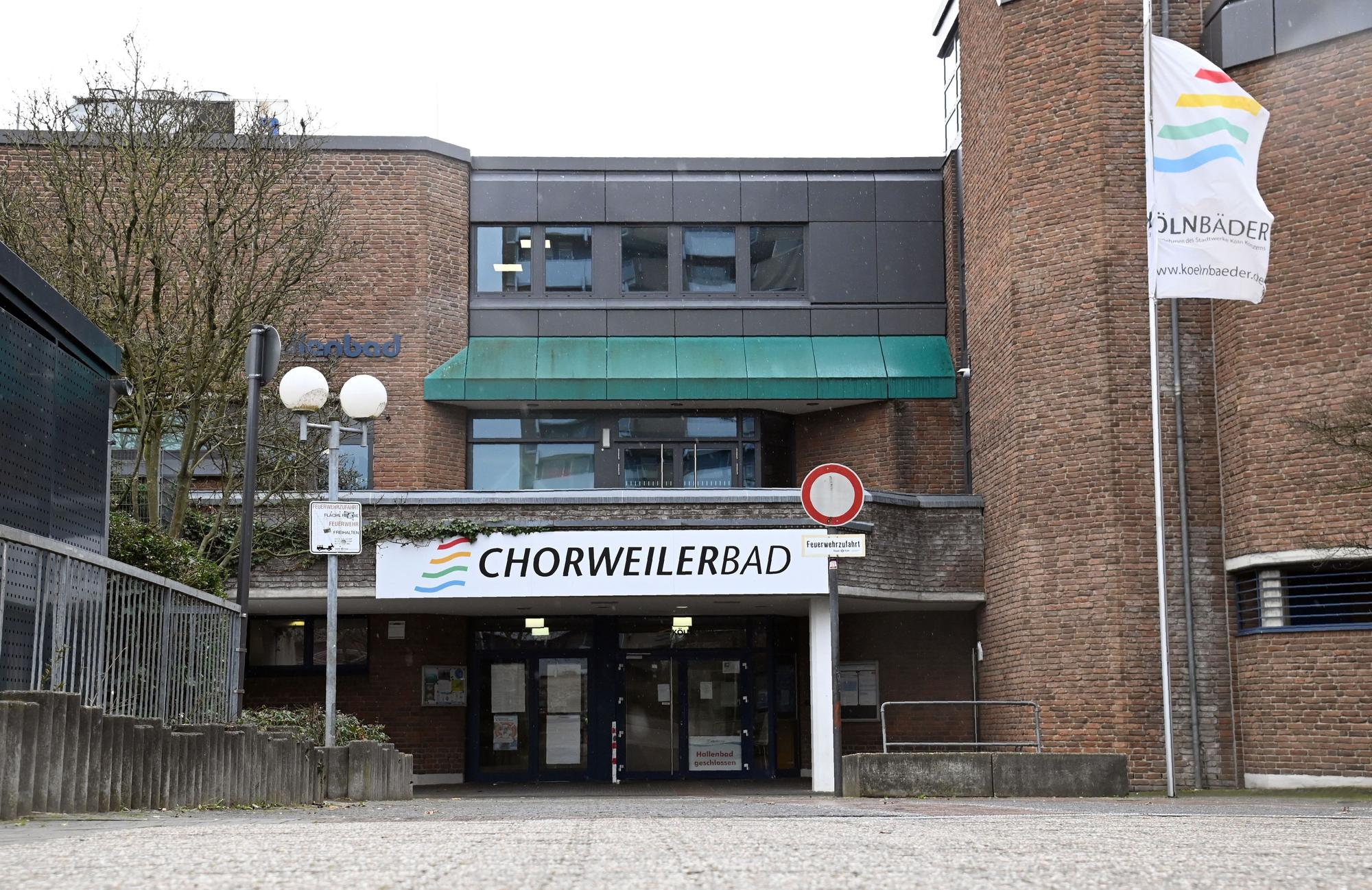 Außenansicht des Schwimmbad Chorweilerbad der Kölnbäder.