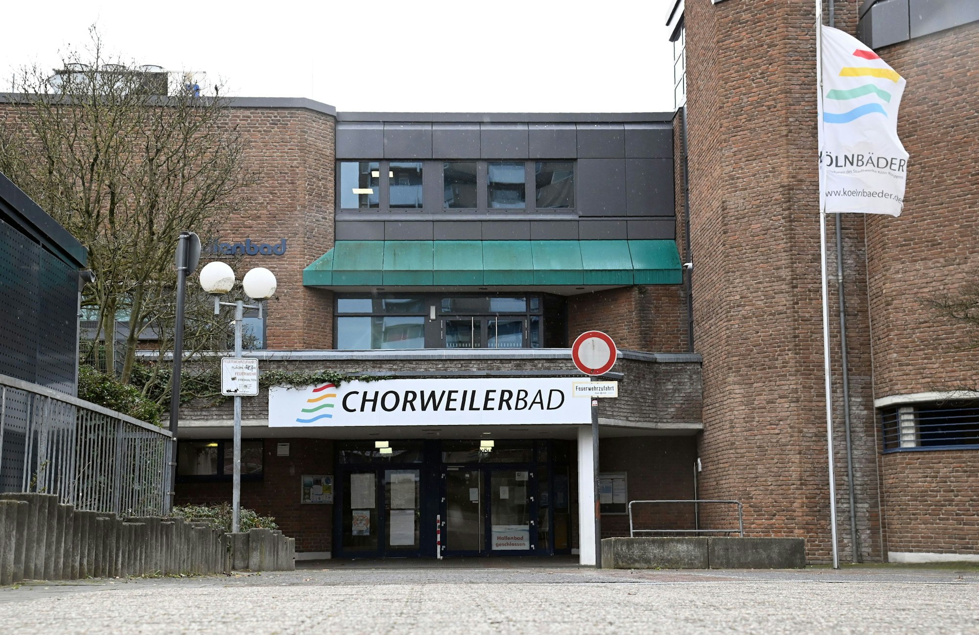 Außenansicht des Schwimmbad Chorweilerbad der Kölnbäder.