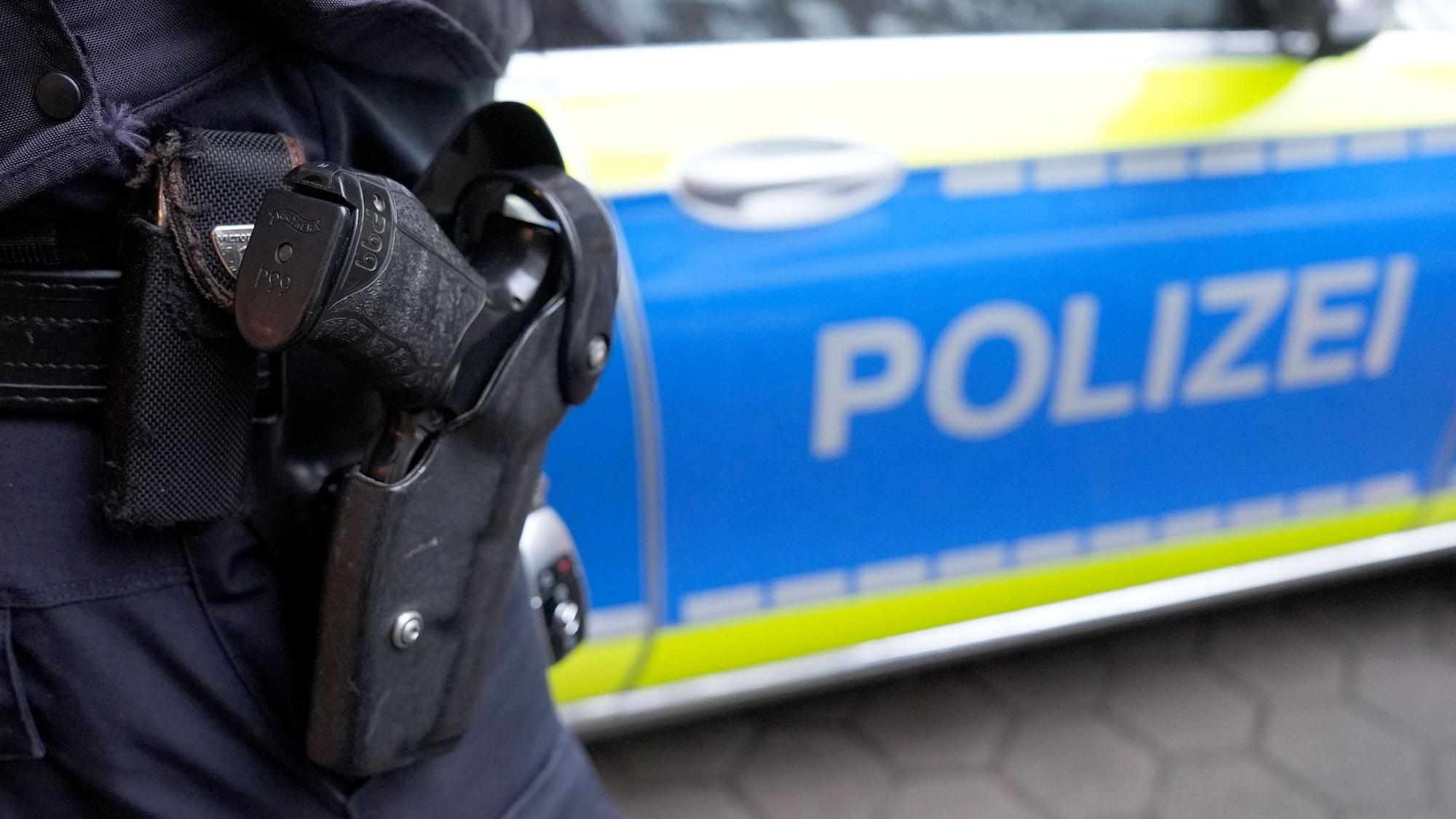 Die Polizei hat einen Mann mit einer Waffe festgenommen (Symbolfoto).