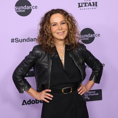 Jennifer Grey posiert auf dem roten Teppich.