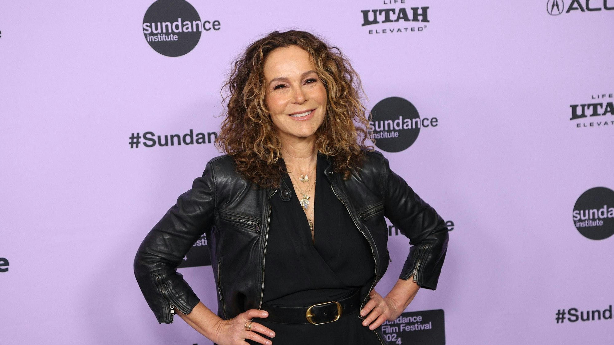 Jennifer Grey posiert auf dem roten Teppich.