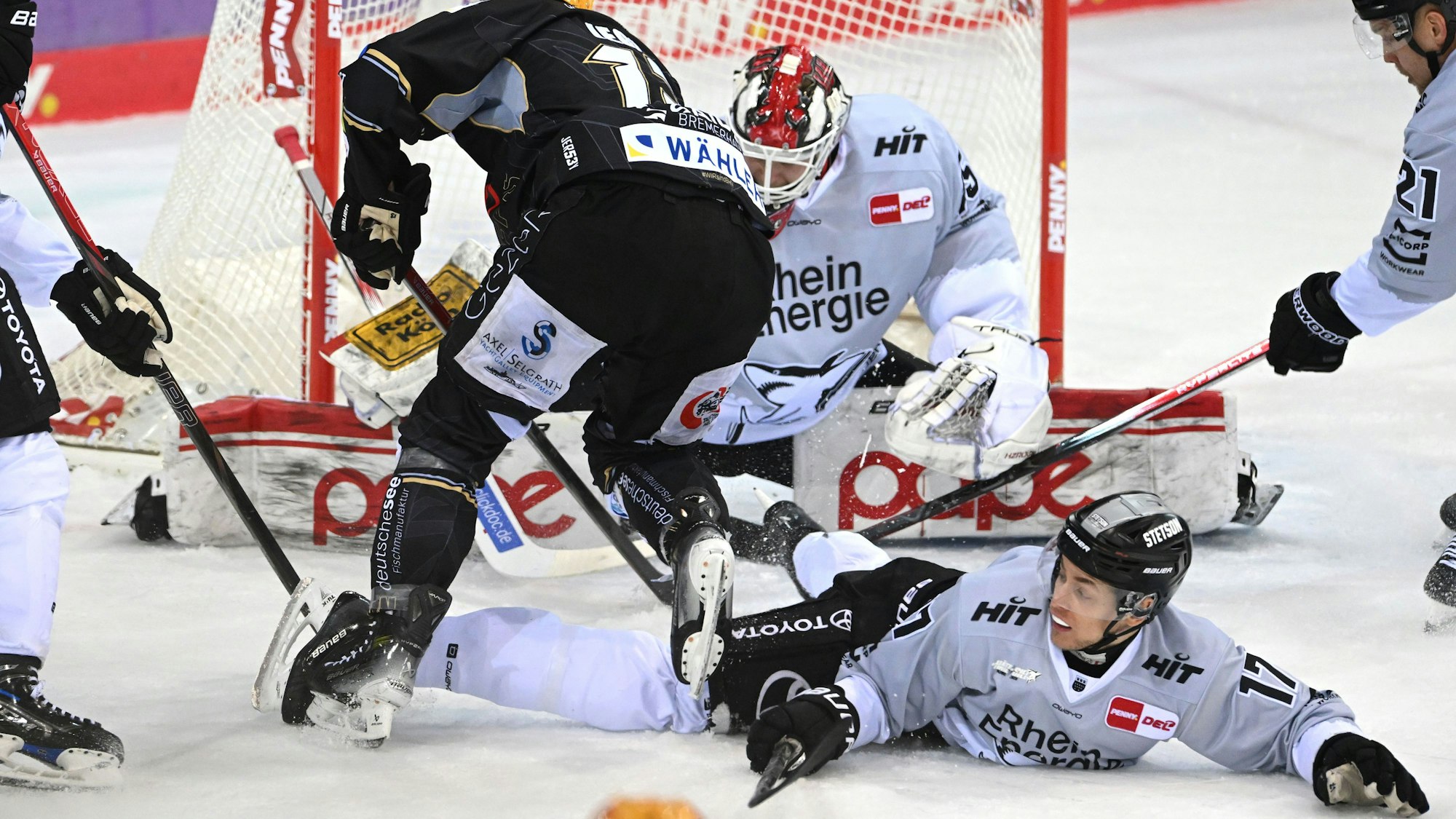 Kölns Torwart Tobias Ancicka und Jan Sennhenn stören Bremerhavens Jan Urbas.