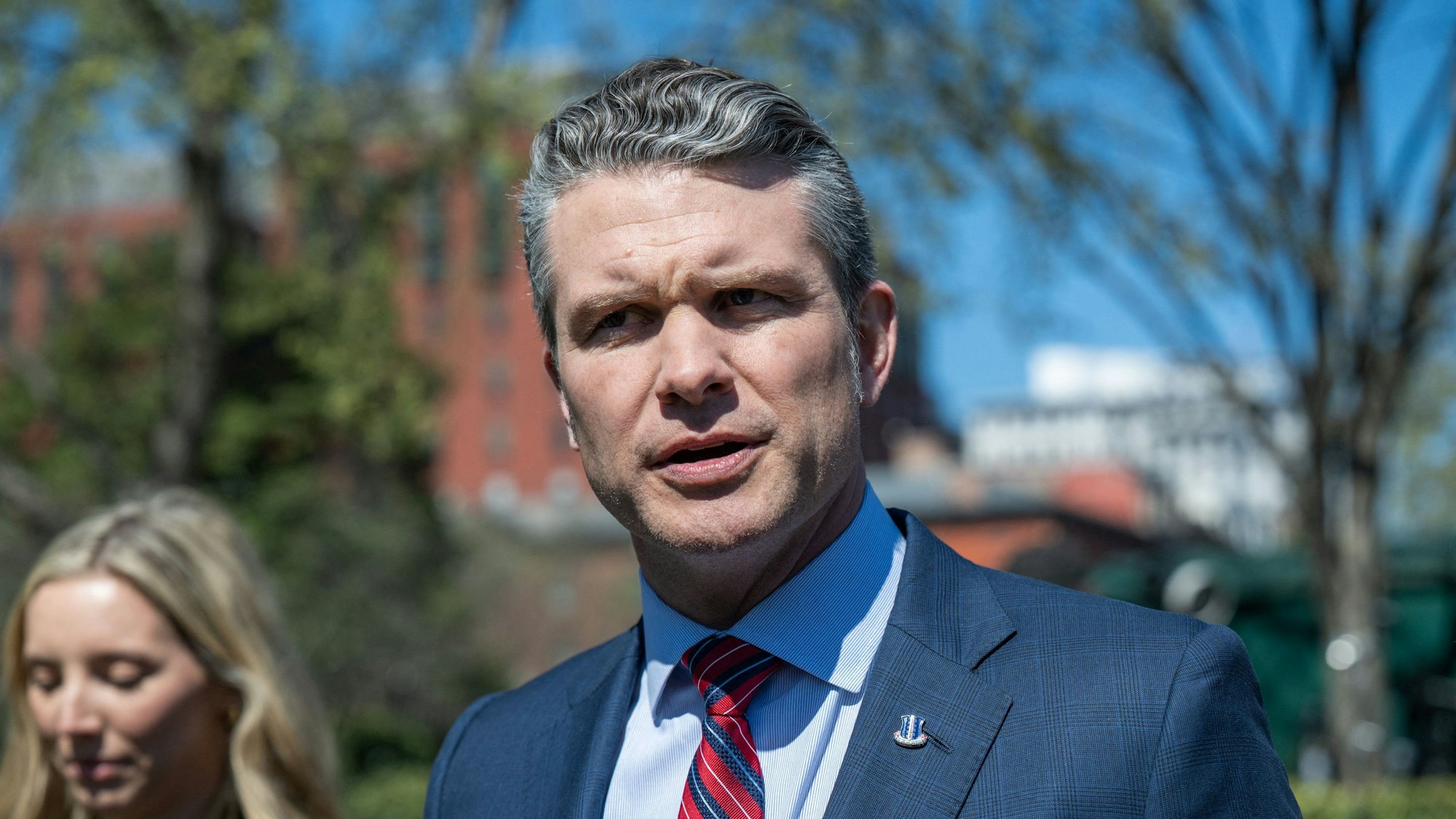 US-Verteidigungsminister Pete Hegseth muss sich nach dem Chat-Skandal rechtfertigen. Die Demokraten fordern seine Entlassung.