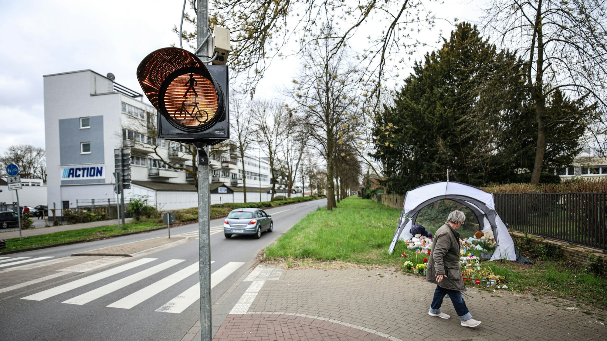 Die Hinweisleuchte hat die Stadt unmittelbar nach dem Unfall aufgestellt. Im Hintergrund ist die Gedenkstätte für das verunglückte Mädchen zu sehen.