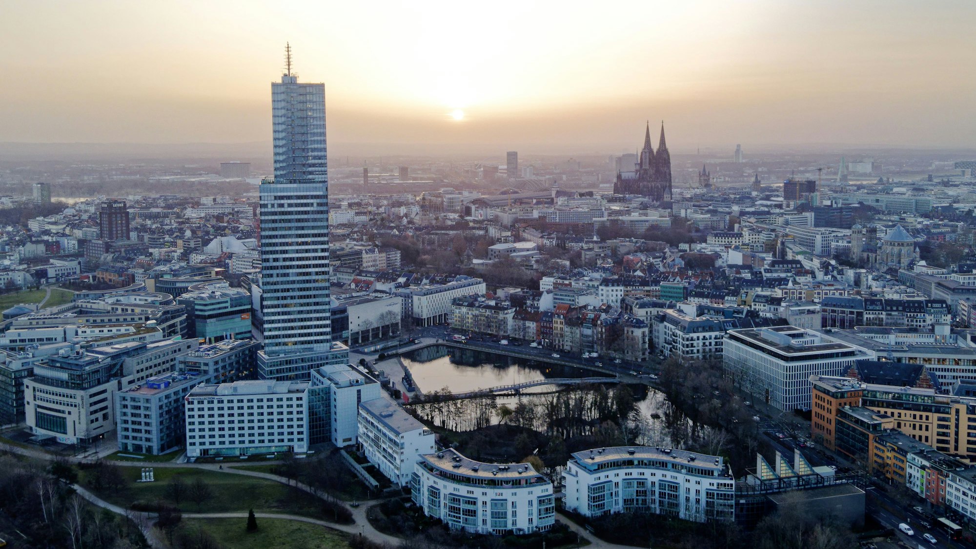 Die Sonne geht über der Innenstadt von Köln auf (Aufnahme mit einer Drohne).
