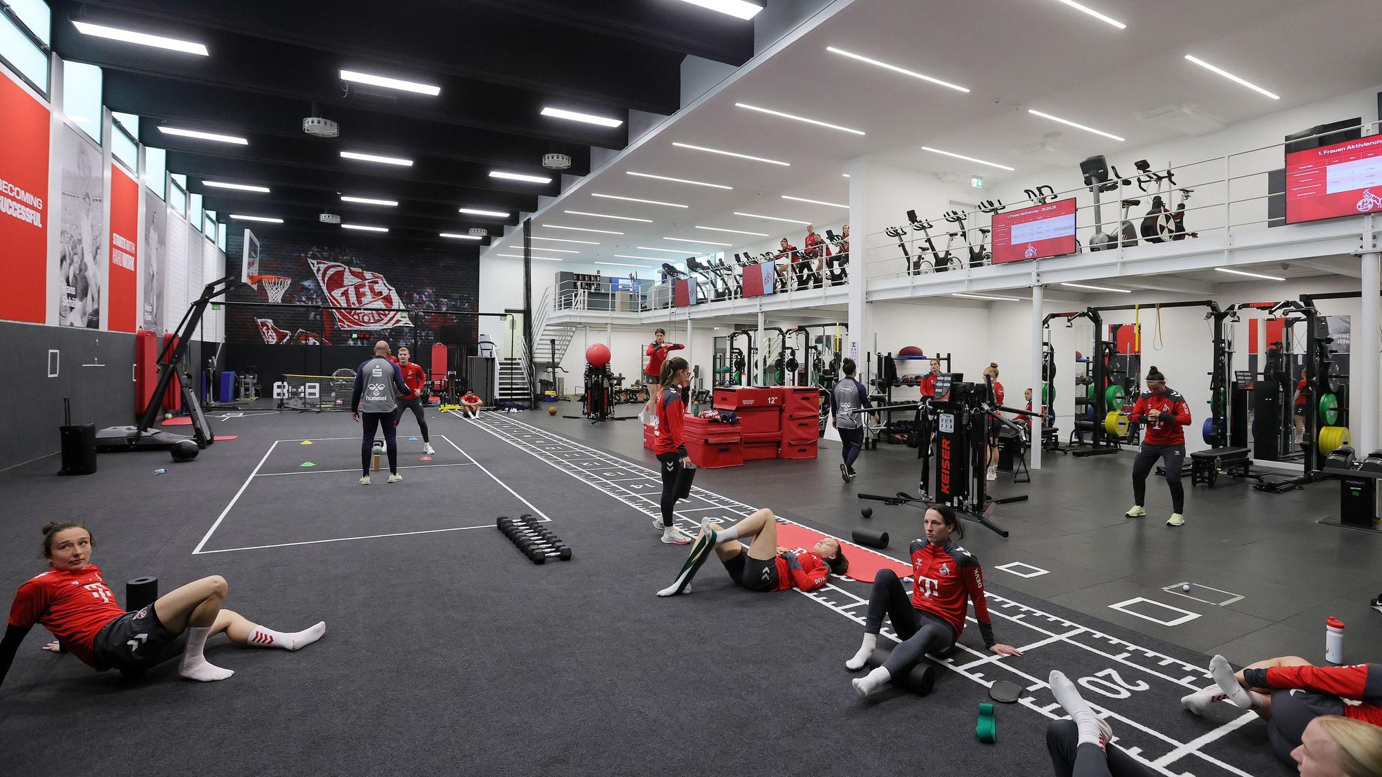 1. FC Köln, FC Akademie, Nicole Bender-Rummler, Christian Keller und Lukas Berg stellen die neu positionierte FC-Akademie vor, neugestaltete Sporthalle (1. FC Köln), 26.03.25, Bild: Herbert Bucco