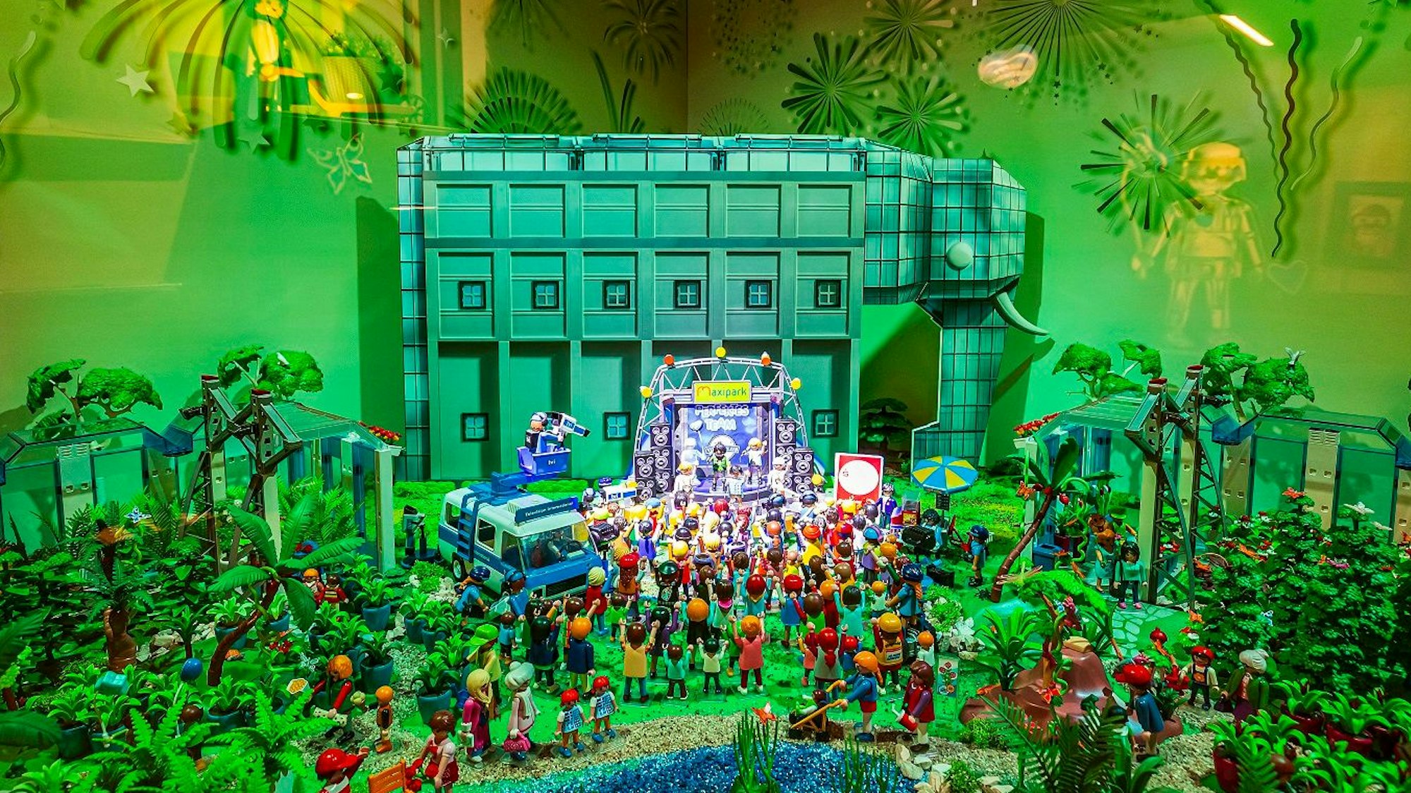 Der Miniatur-Nachbau des Glaselefanten steht vor einer Ansammlung an Plastikfiguren in der Playmobil-Ausstellung.