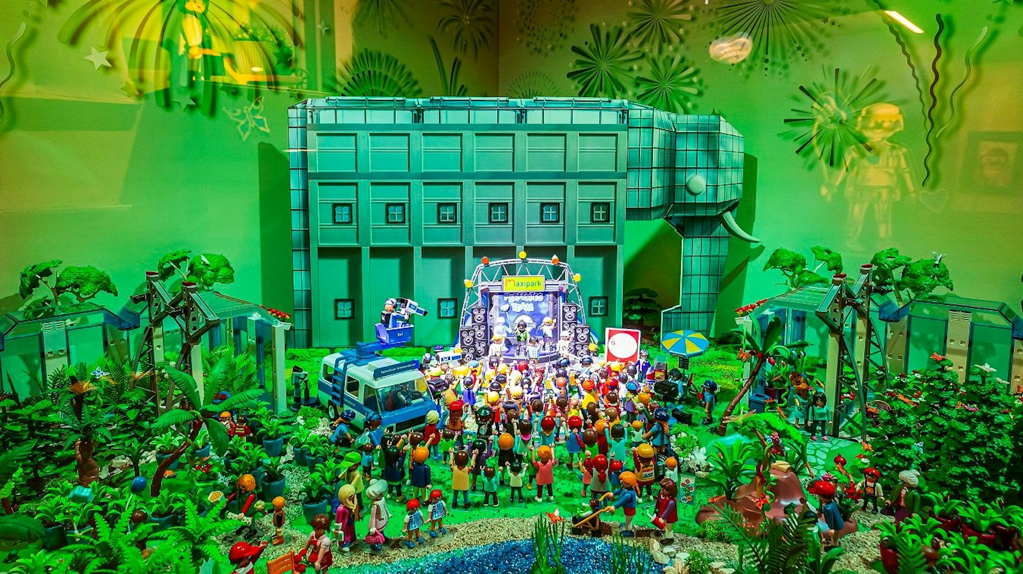 Der Miniatur-Nachbau des Glaselefanten steht vor einer Ansammlung an Plastikfiguren in der Playmobil-Ausstellung.