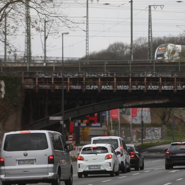 26.03.2025, Köln: Die Bahn baute eine neue Eisenbahnbrücke an der Inneren Kanalstraße als Ersatz für das alte Bauwerk. Die bisherige, eingleisige Brücke steht an der Einmündung der Escher Straße (Richtung Krefelder Straße) und wird nach Fertigstellung des Neubaus abgebrochen Foto: Arton Krasniqi