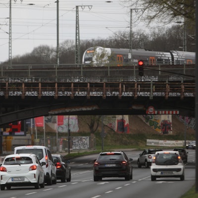 26.03.2025, Köln: Die Bahn baute eine neue Eisenbahnbrücke an der Inneren Kanalstraße als Ersatz für das alte Bauwerk. Die bisherige, eingleisige Brücke steht an der Einmündung der Escher Straße (Richtung Krefelder Straße) und wird nach Fertigstellung des Neubaus abgebrochen Foto: Arton Krasniqi