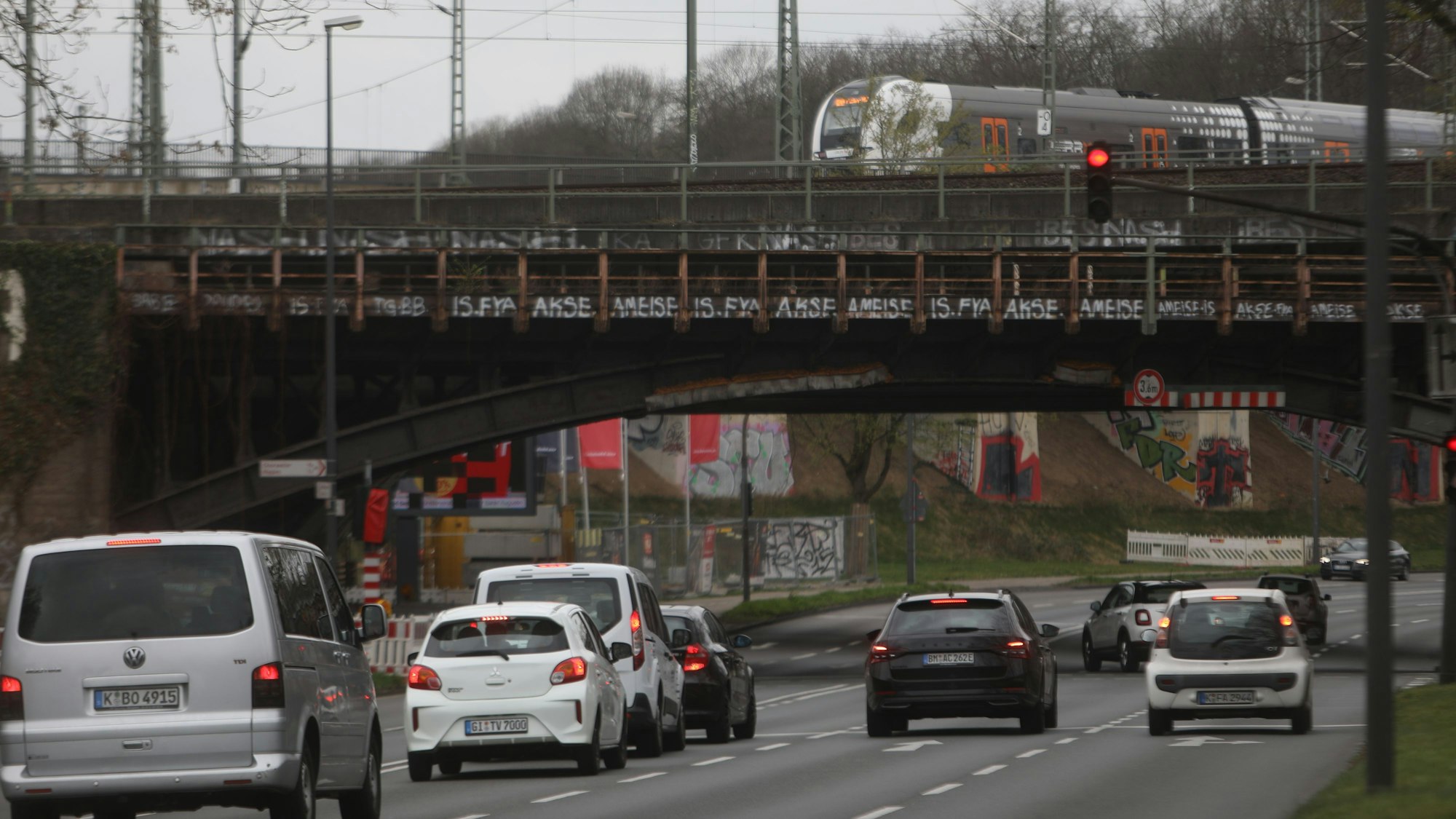 26.03.2025, Köln: Die Bahn baute eine neue Eisenbahnbrücke an der Inneren Kanalstraße als Ersatz für das alte Bauwerk. Die bisherige, eingleisige Brücke steht an der Einmündung der Escher Straße (Richtung Krefelder Straße) und wird nach Fertigstellung des Neubaus abgebrochen Foto: Arton Krasniqi