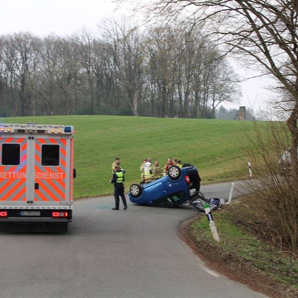 Das Micro-Car landete nach dem Überschlag auf der Kreisstraße auf dem Dach.