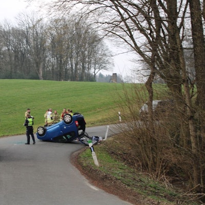 Das Micro-Car landete nach dem Überschlag auf der Kreisstraße auf dem Dach.