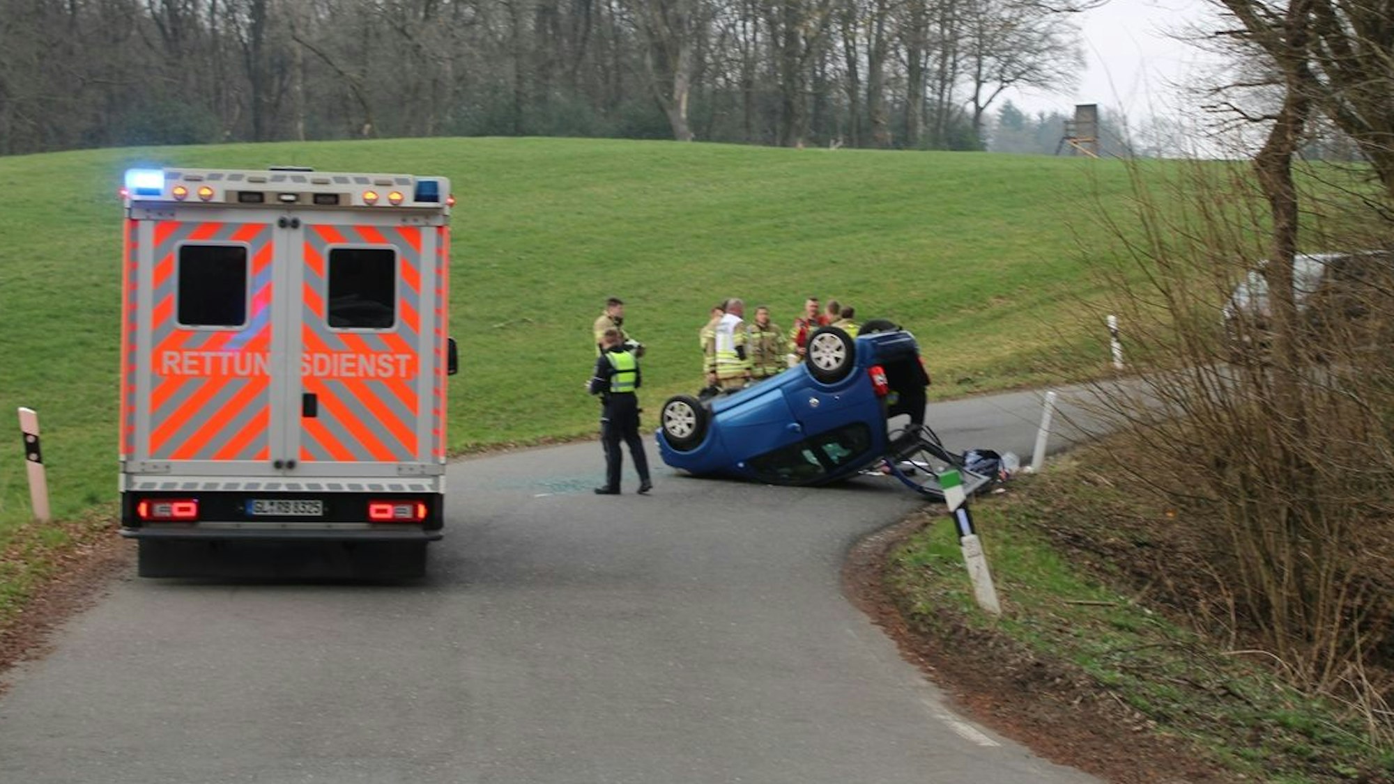 Das Micro-Car landete nach dem Überschlag auf der Kreisstraße auf dem Dach.