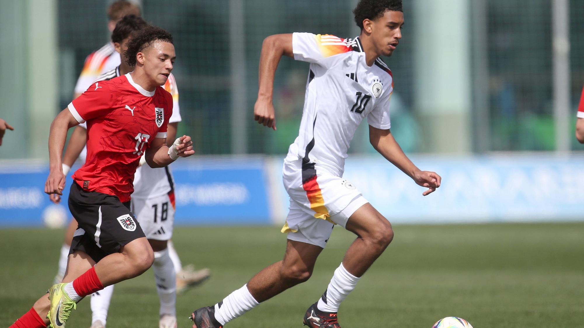 V.li. Ensar Music AUT, Francis Onyeka GER . Deutschland vs Österreich . Pinatar, ESP, 20.03.2025 , Fussball U 18 Länderspiel 2025 . *** V li Ensar Music AUT , Francis Onyeka GER Germany vs Austria Pinatar, ESP, 20 03 2025 , Soccer U 18 International 2025