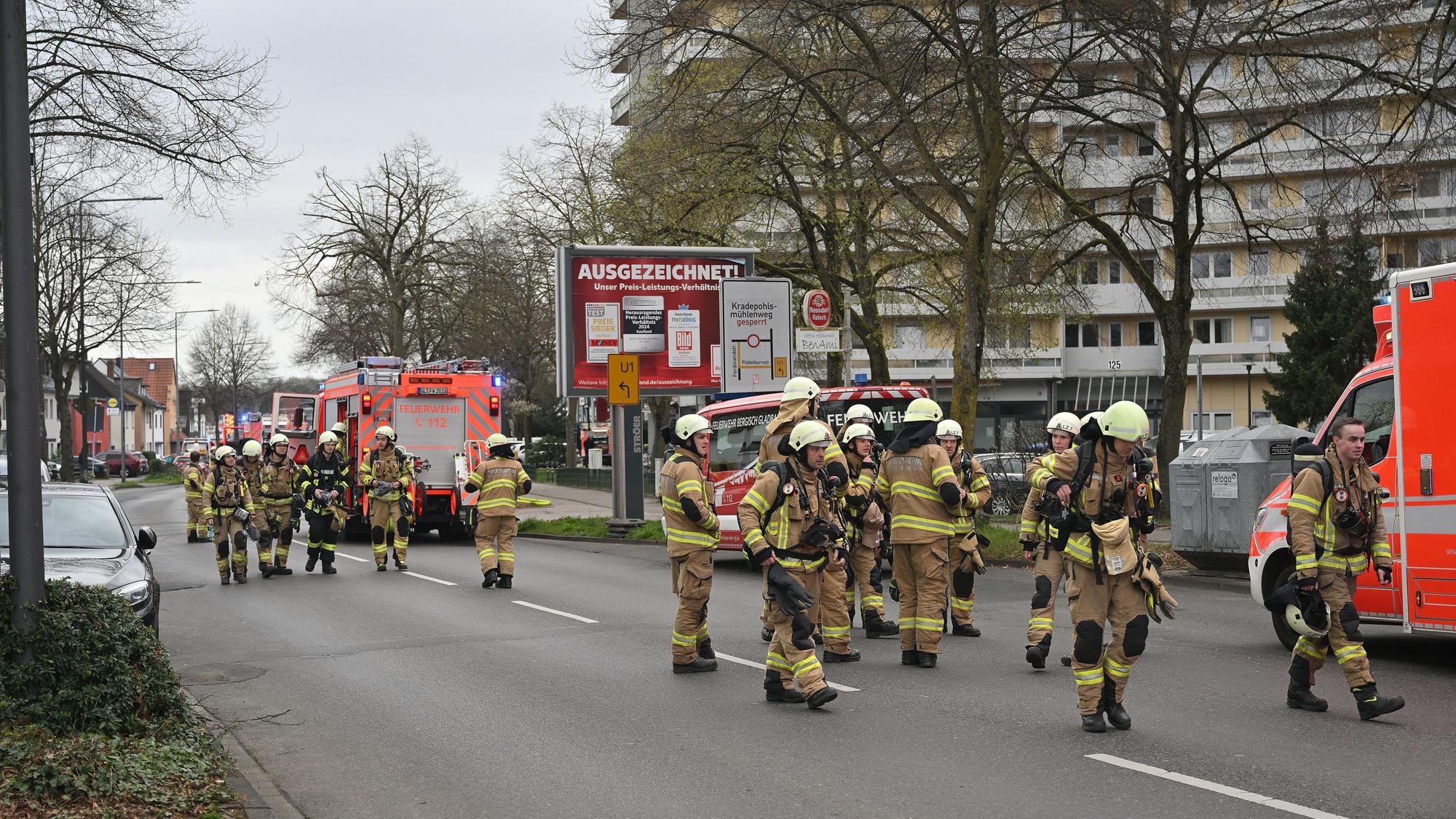Großeinsatz für die Feuerwehr: Der Brand in einer Wohnung des sechsten Stocks breitete sich schnell bis in den achten Stock aus.