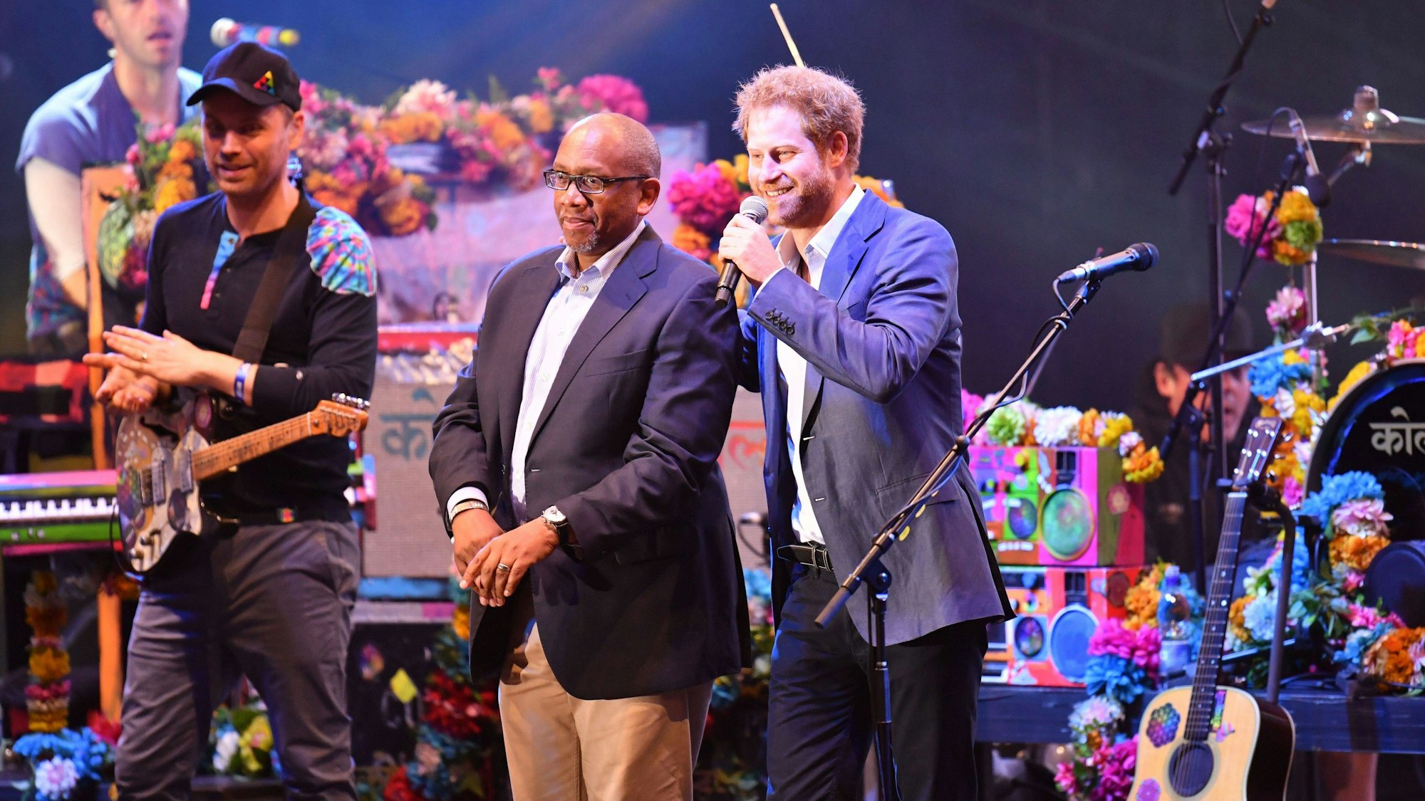 Prinz Seeiso und Prinz Harry auf der Bühne mit Coldplay während eines Charity-Konzerts.