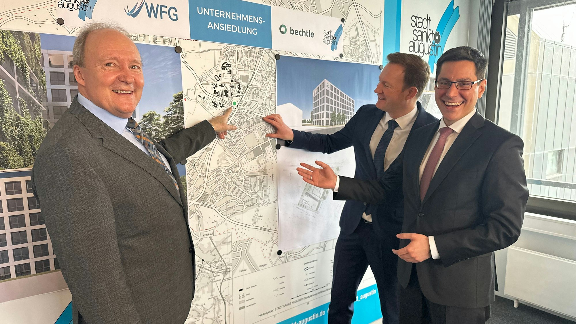 Die Firma Bechtle stellt ihr neues Gebäude in Sankt Augustin vor. Der städtische Wirtschaftsförderer Edgar Bastian; Christian Behma, Geschäftsführer Bechtle IT-Systemhaus Bonn, Bürgermeister Dr. Max Leitterstorf.