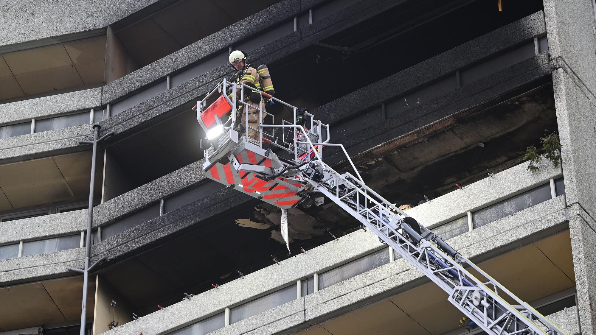 Über die Drehleiter wurde das Feuer in dem Hochhaus bekämpft.