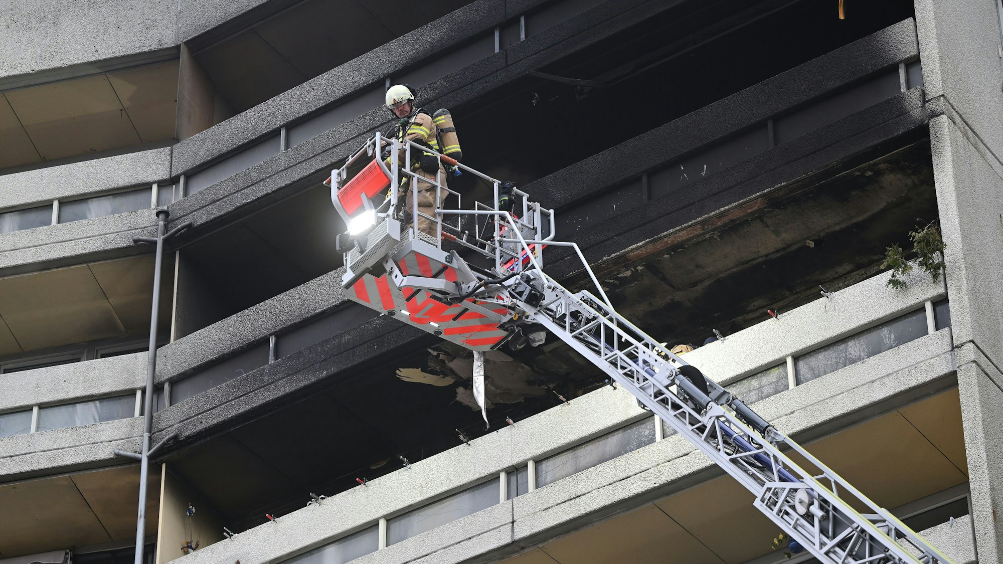 Über die Drehleiter wurde das Feuer in dem Hochhaus bekämpft.