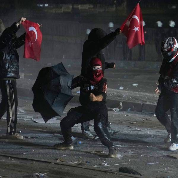 Die Polizei feuert während einer Demonstration Tränengas ab, nachdem der Bürgermeister von Istanbul, Imamoglu, festgenommen und inhaftiert wurde.