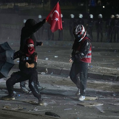 Die Polizei feuert während einer Demonstration Tränengas ab, nachdem der Bürgermeister von Istanbul, Imamoglu, festgenommen und inhaftiert wurde.