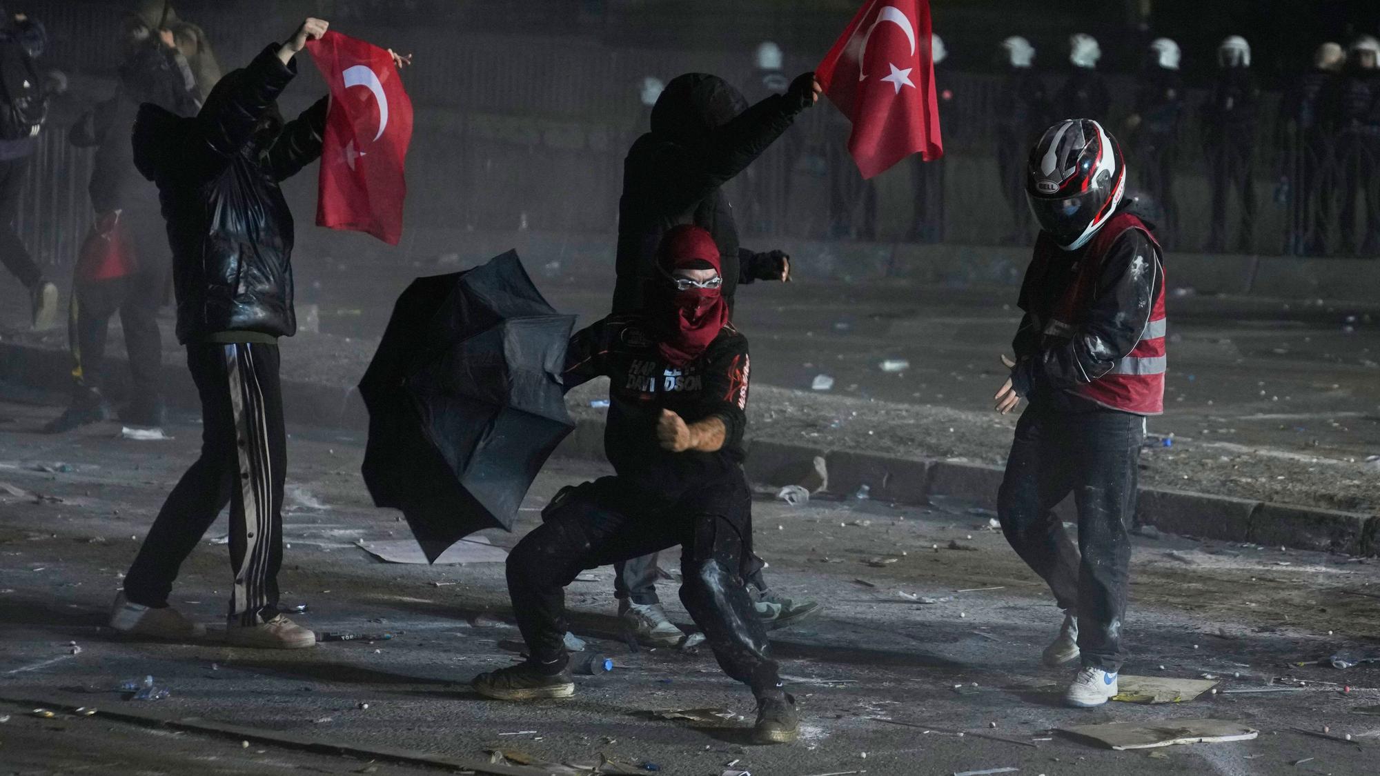 Die Polizei feuert während einer Demonstration Tränengas ab, nachdem der Bürgermeister von Istanbul, Imamoglu, festgenommen und inhaftiert wurde.