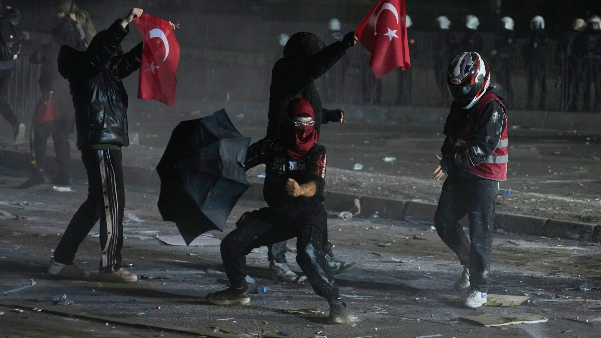 Die Polizei feuert während einer Demonstration Tränengas ab, nachdem der Bürgermeister von Istanbul, Imamoglu, festgenommen und inhaftiert wurde.