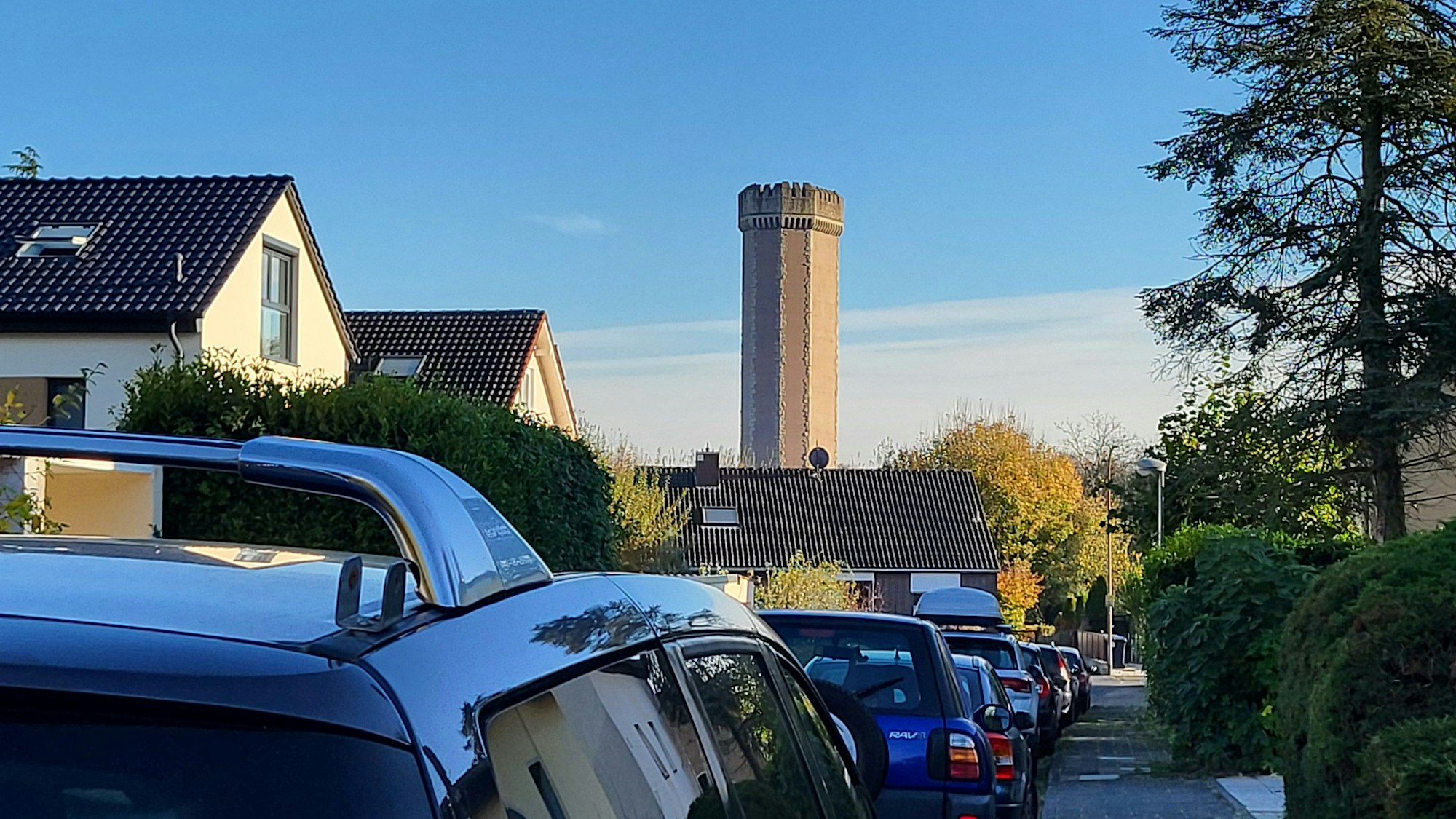 Blick aus einem Wohngebiet in Brühl auf den Turm des Mystery Castle im Phantasialand.