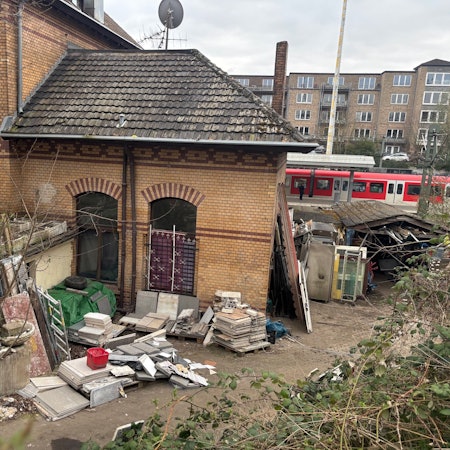 Auf dem Bild ist ein Teil des Mülls am Bahnhofsgebäude zu sehen.